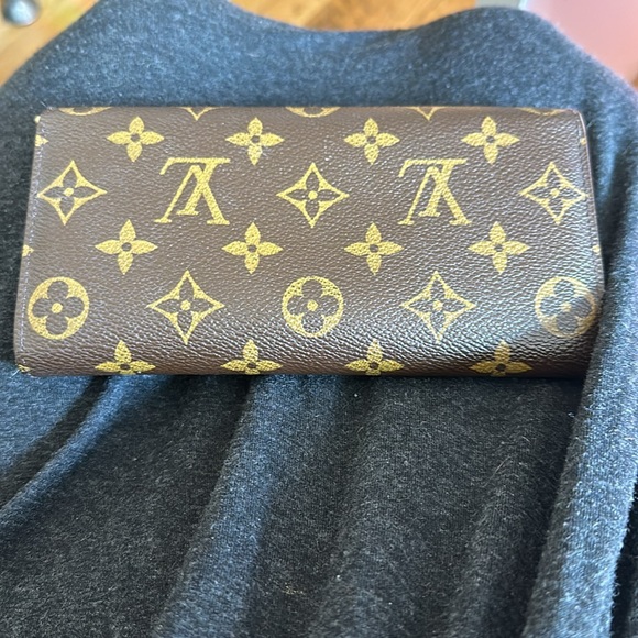 Louis Vuitton Monogram Sarah Wallet - Picture 4 of 15